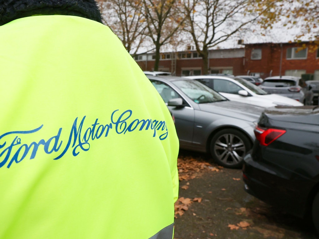 13.11.2024
Köln:
Ford Umfrage ich der Nachricht auf Umstellung auf Kurzarbeit so kurz vor Weihnachten.
Ford Jacke mit Emblem
Foto: Martina Goyert