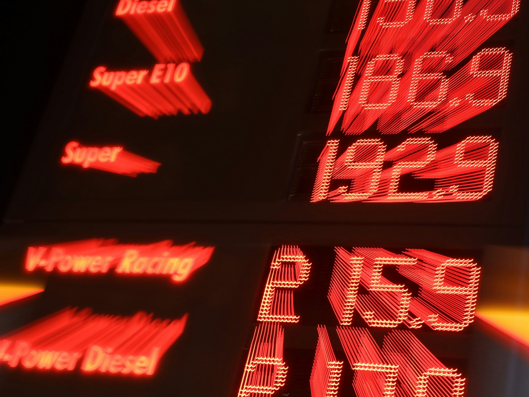 Blick auf die Anzeigetafel einer Tankstelle nach 24 Uhr.