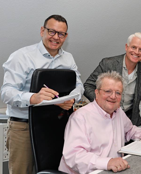 Martin Zylka, Horst Müller und Guido Cantz am Schreibtisch.