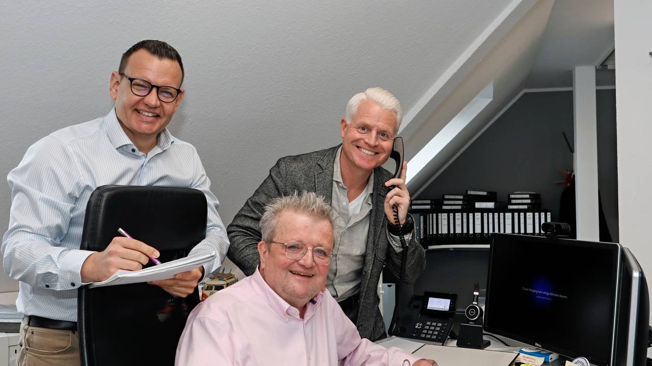 Martin Zylka, Horst Müller und Guido Cantz am Schreibtisch.