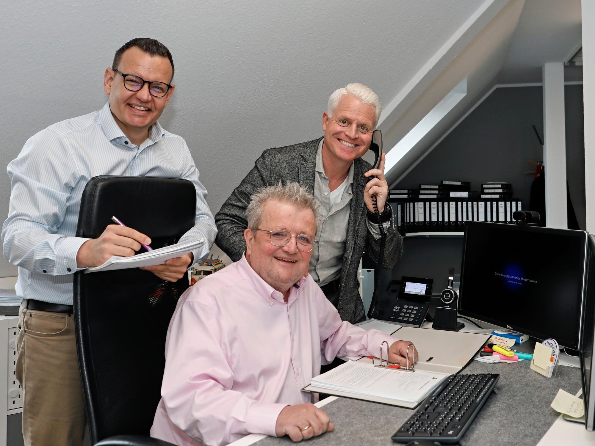 Martin Zylka, Horst Müller und Guido Cantz am Schreibtisch.