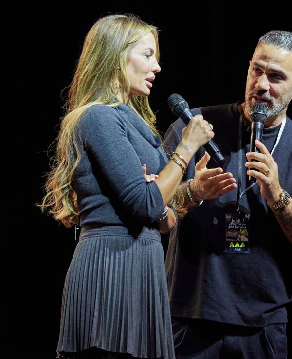 Anis und Anna-Maria Ferchichi stehen bei einem Live-Podcast im Admiralspalast auf der Bühne.