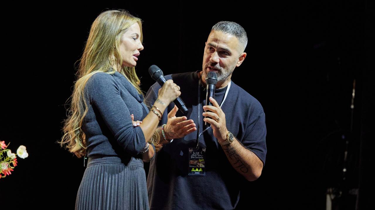 Anis und Anna-Maria Ferchichi stehen bei einem Live-Podcast im Admiralspalast auf der Bühne.