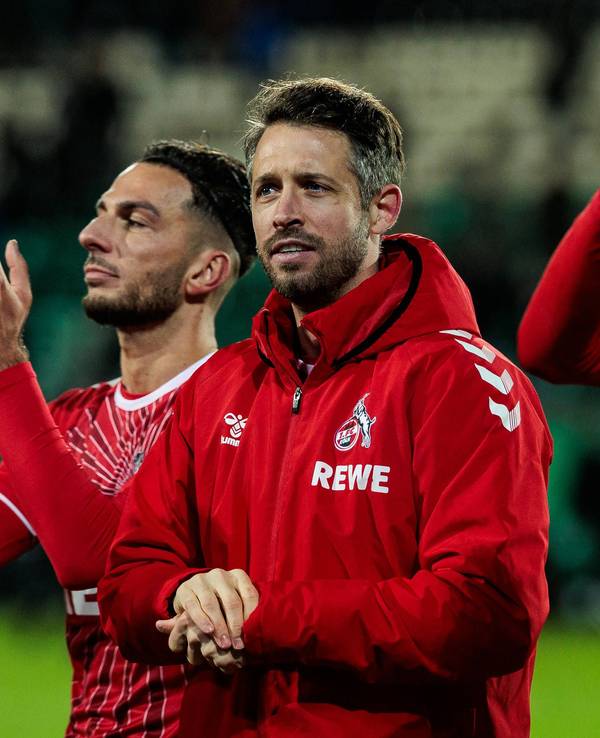 Die Spieler des 1. FC Köln feiern den Sieg mit den mitgereisten Fans, vorne Mark Uth.