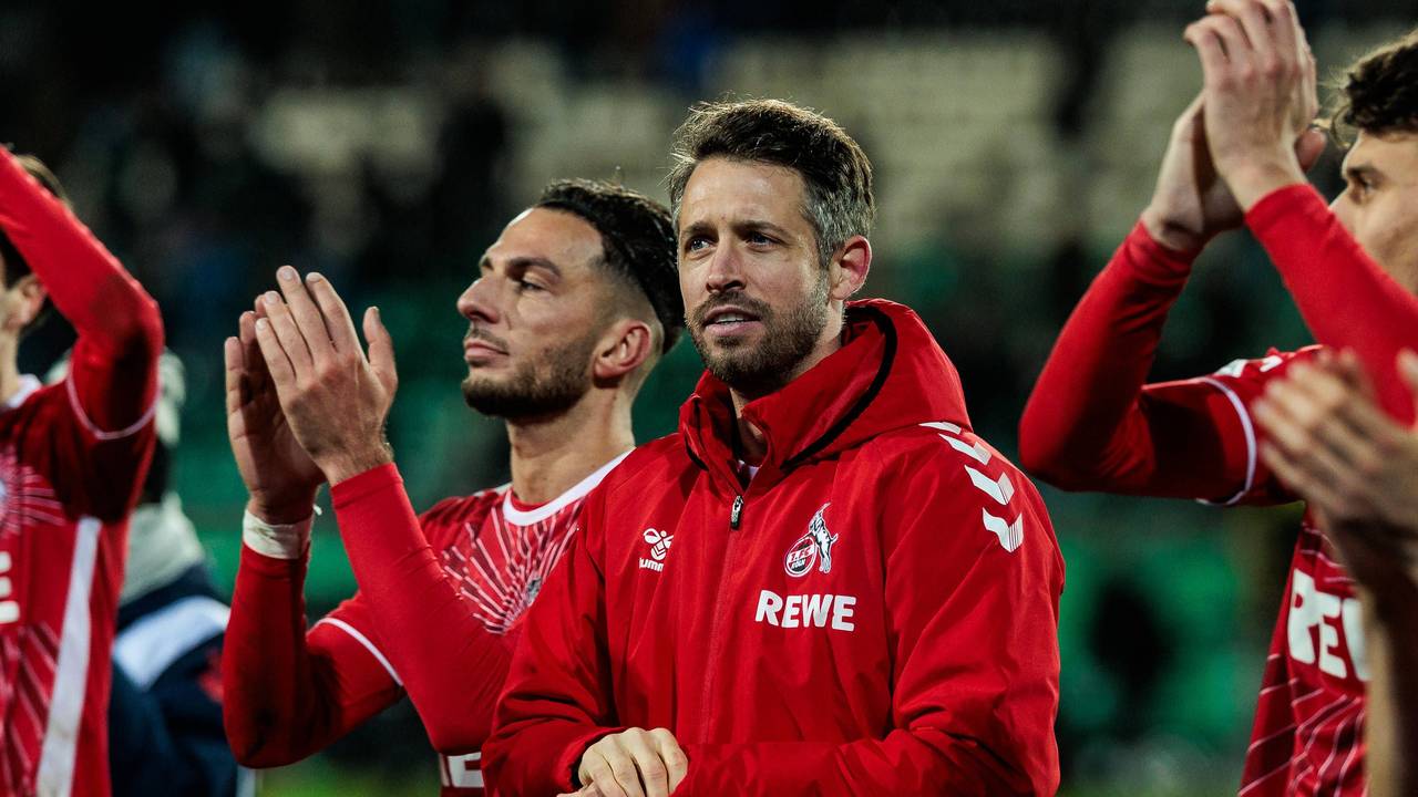 Die Spieler des 1. FC Köln feiern den Sieg mit den mitgereisten Fans, vorne Mark Uth.