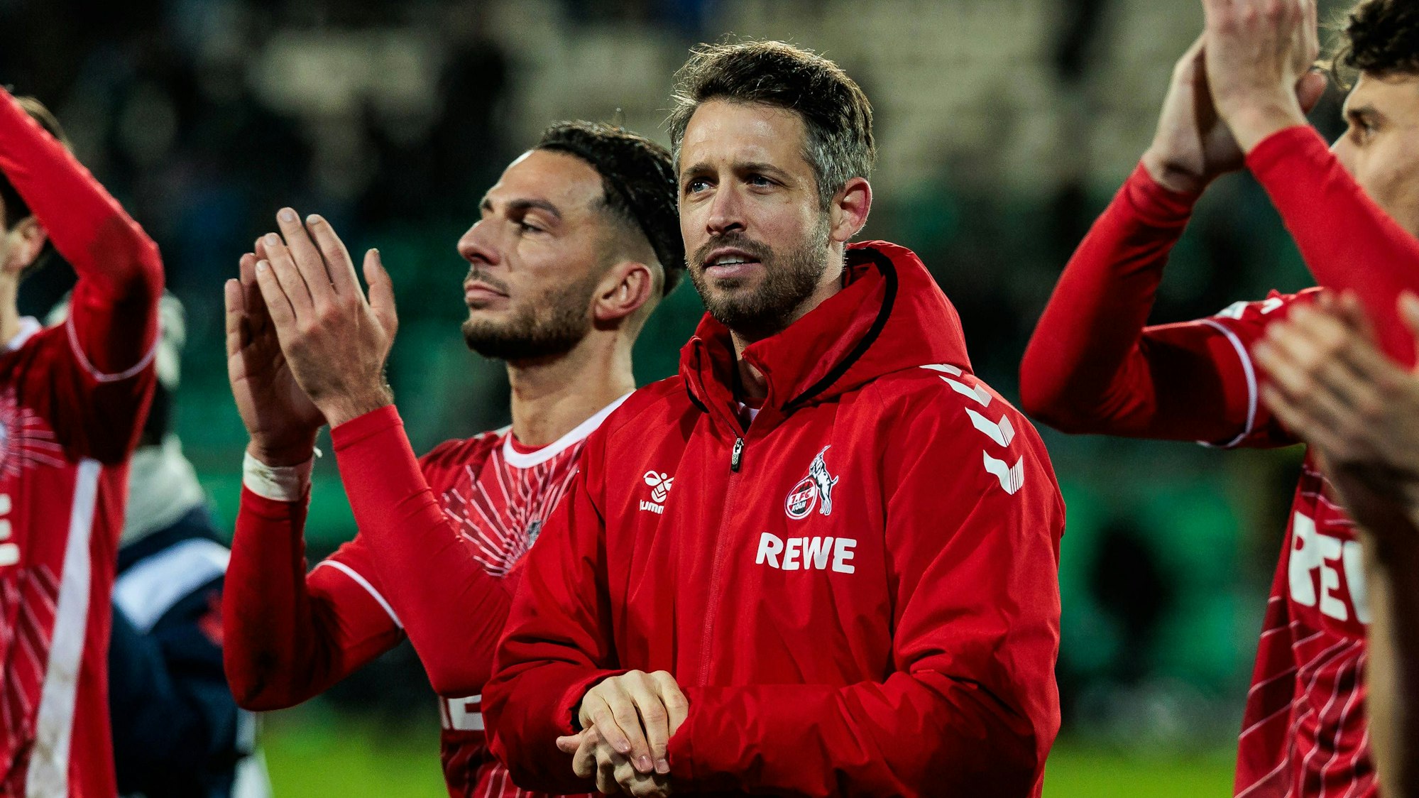 Die Spieler des 1. FC Köln feiern den Sieg mit den mitgereisten Fans, vorne Mark Uth.