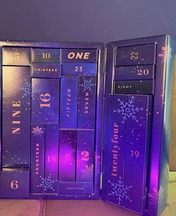 Eis Premium Adventskalender steht aufgeklappt auf einer Couch.
