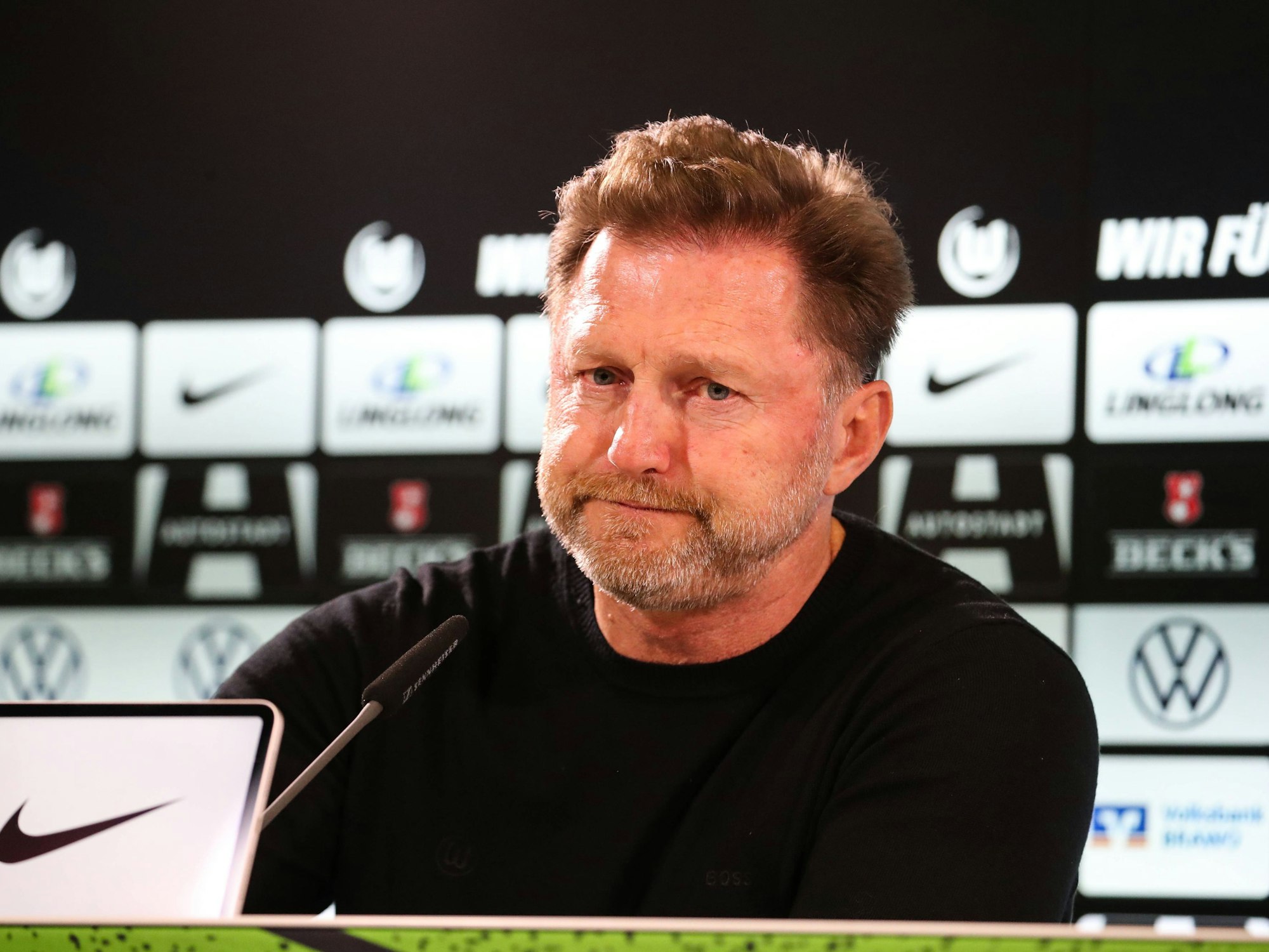 Ralph Hasenhüttl auf einer Pressekonferenz des VfL Wolfsburg.