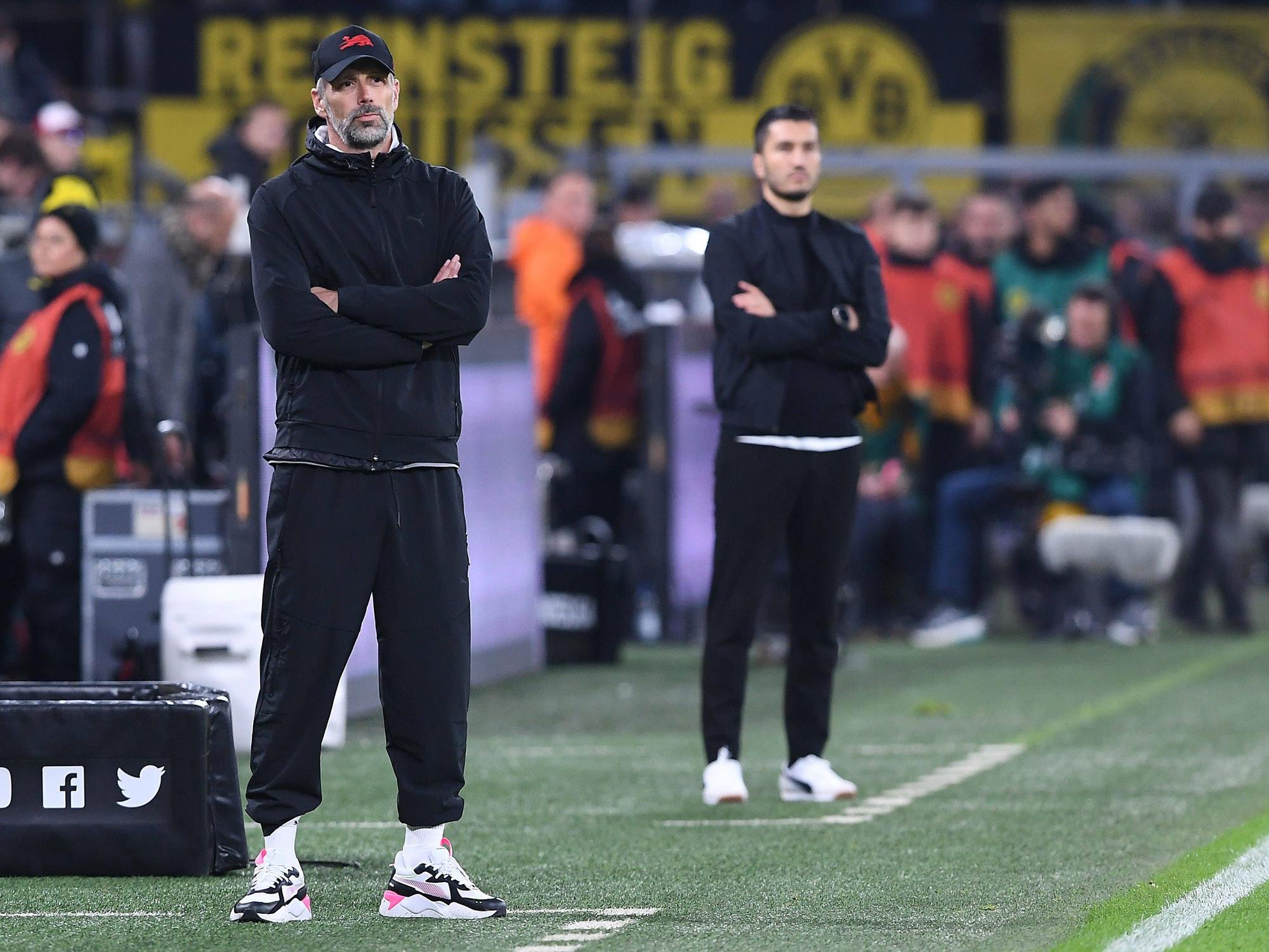 Marco Rose und Nuri Sahin stehen während des Bundesliga-Spiels Borussia Dortmund gegen RB Leipzig mit verschränkten Armen an der Seitenlinie.