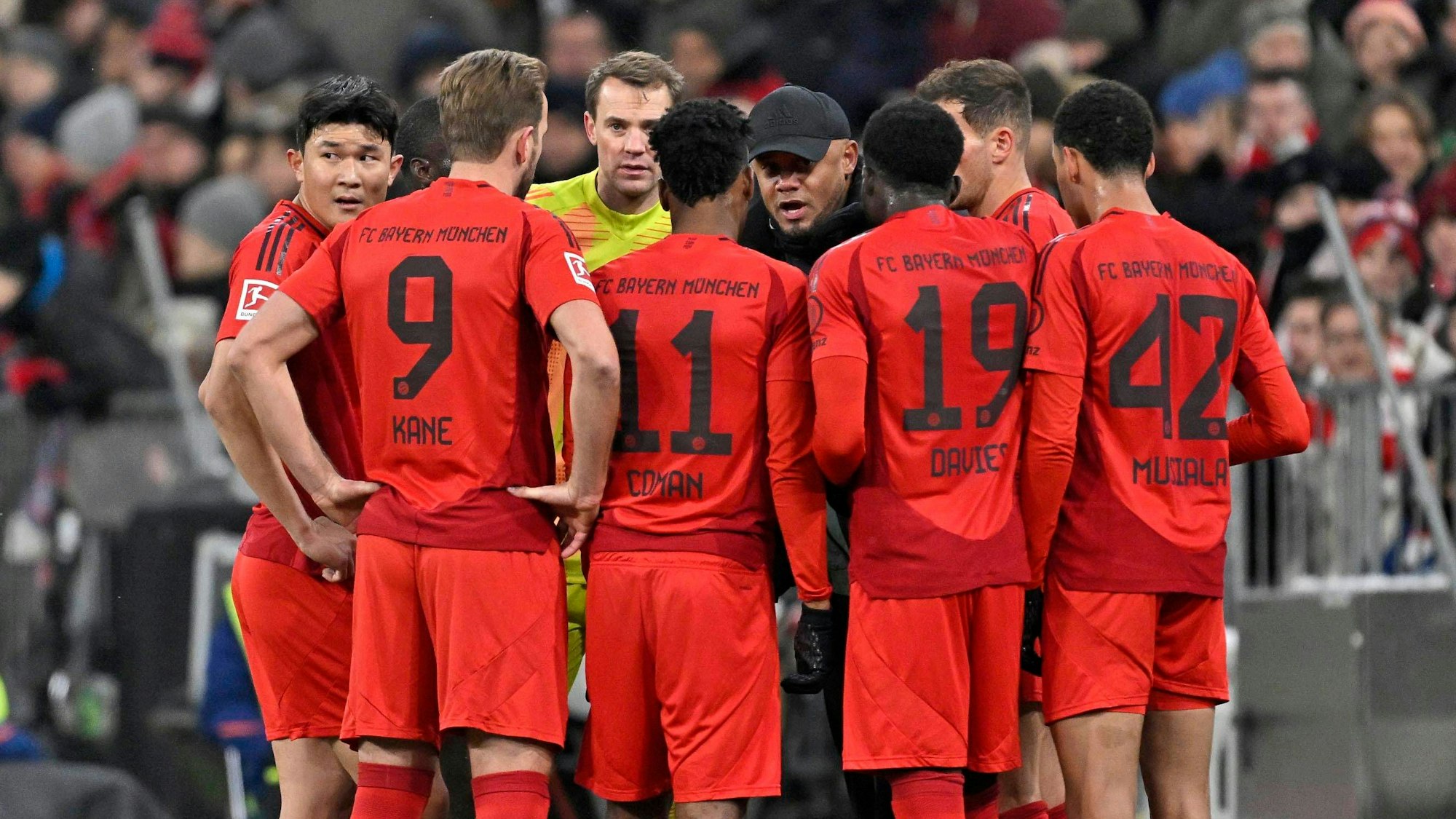 Vincent Kompany, umringt von zahlreichen Bayern-Stars, bei seiner Ansprache mitten in der ersten Halbzeit.