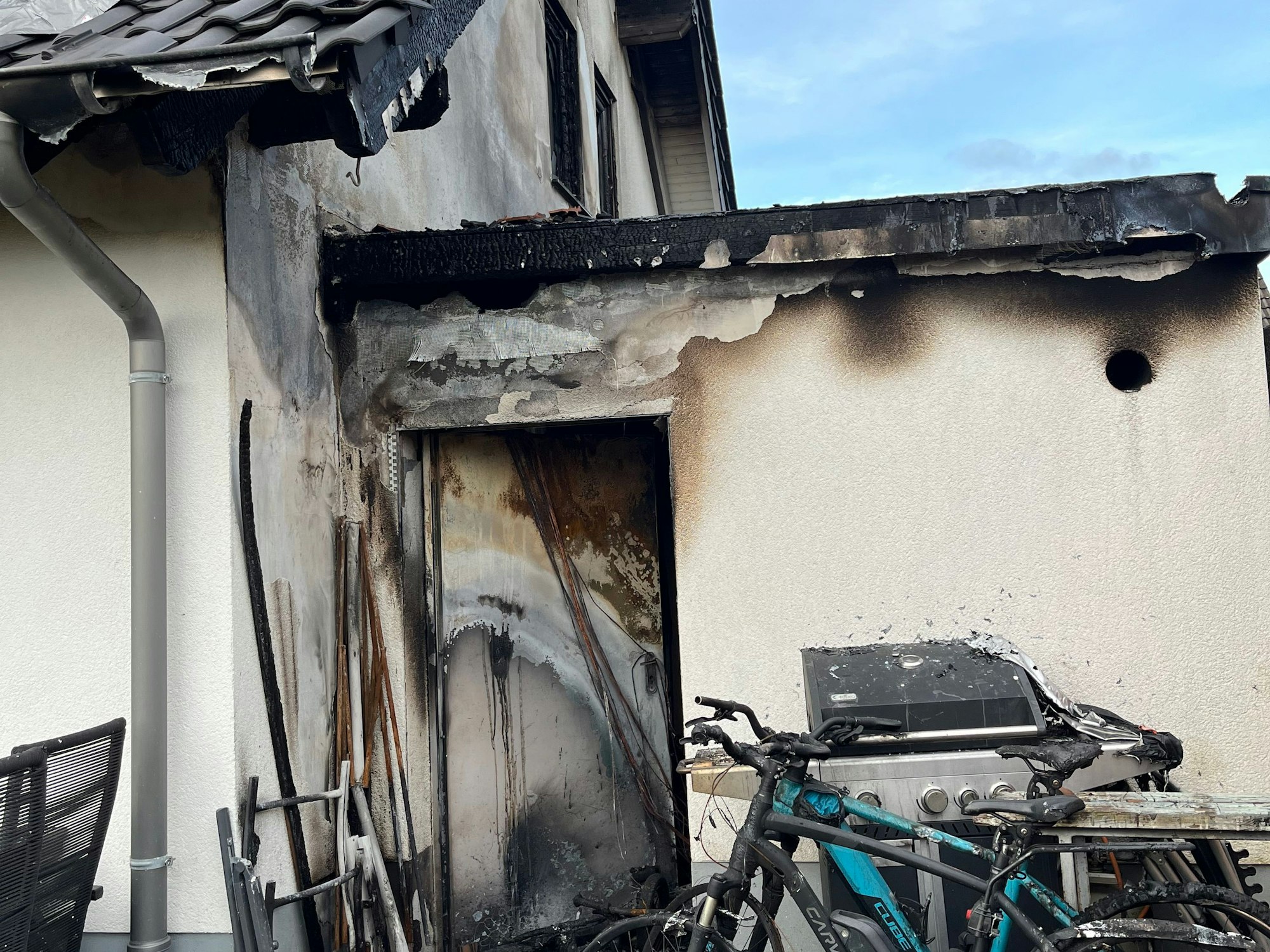 Das verwüstete Wohnhaus nach dem Feuer in Köln-Höhenhaus