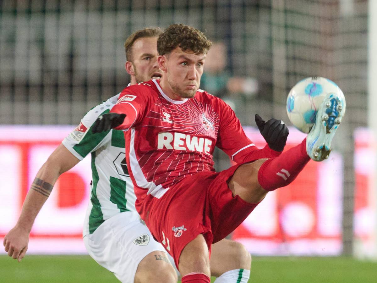 Luca Waldschmidt im Zweikampf mit Jorrit Hendrix.