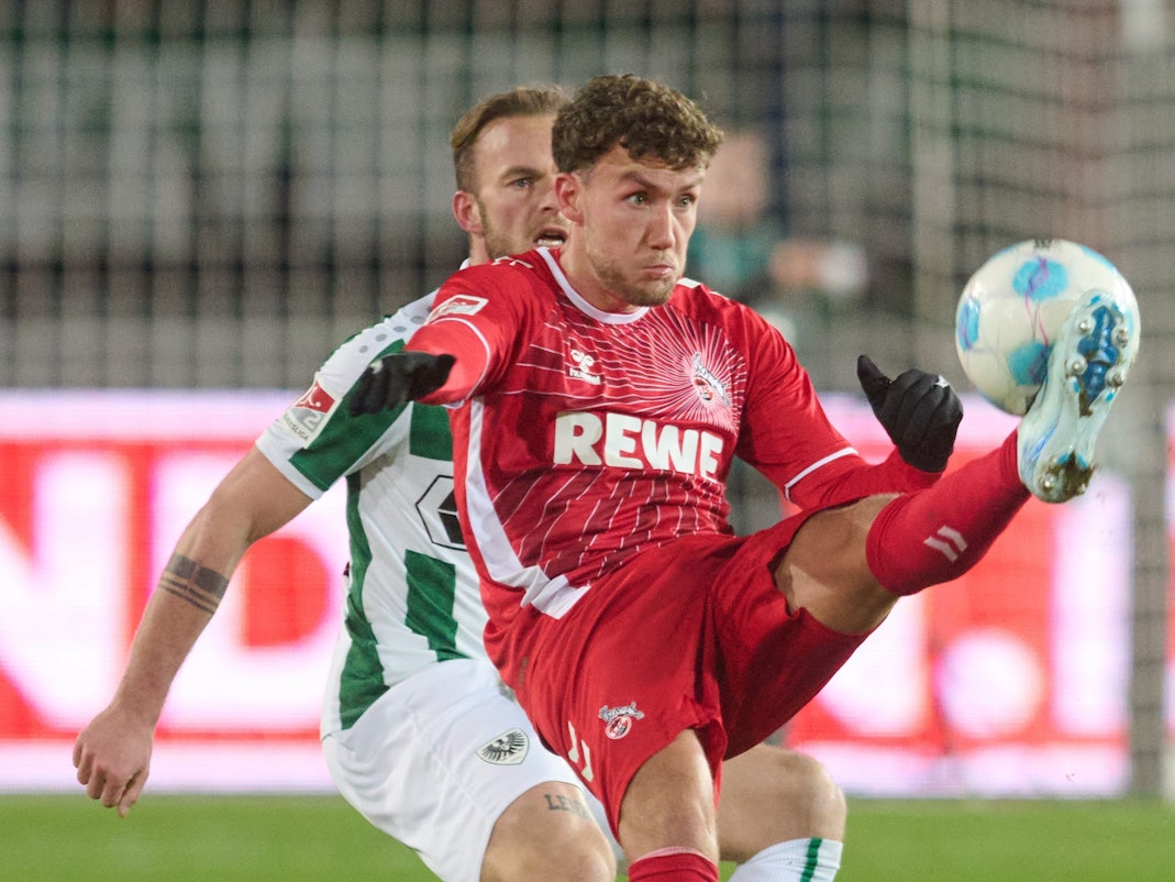 Luca Waldschmidt im Zweikampf mit Jorrit Hendrix.
