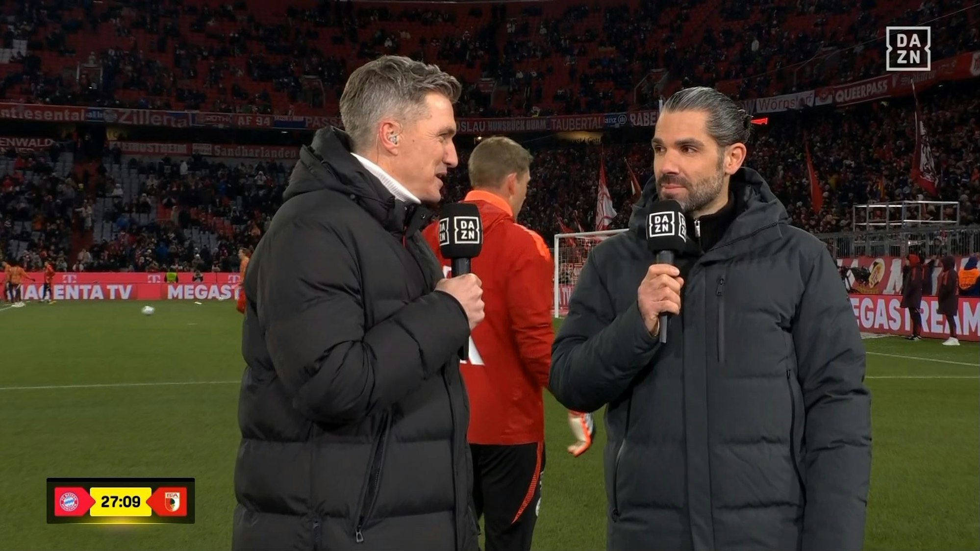 DAZN-Experte Tobias Schweinsteiger (l.) beim Spiel des FC Bayern gegen den FC Augsburg in der Live-Übertragung mit Moderator Daniel Herzog.
