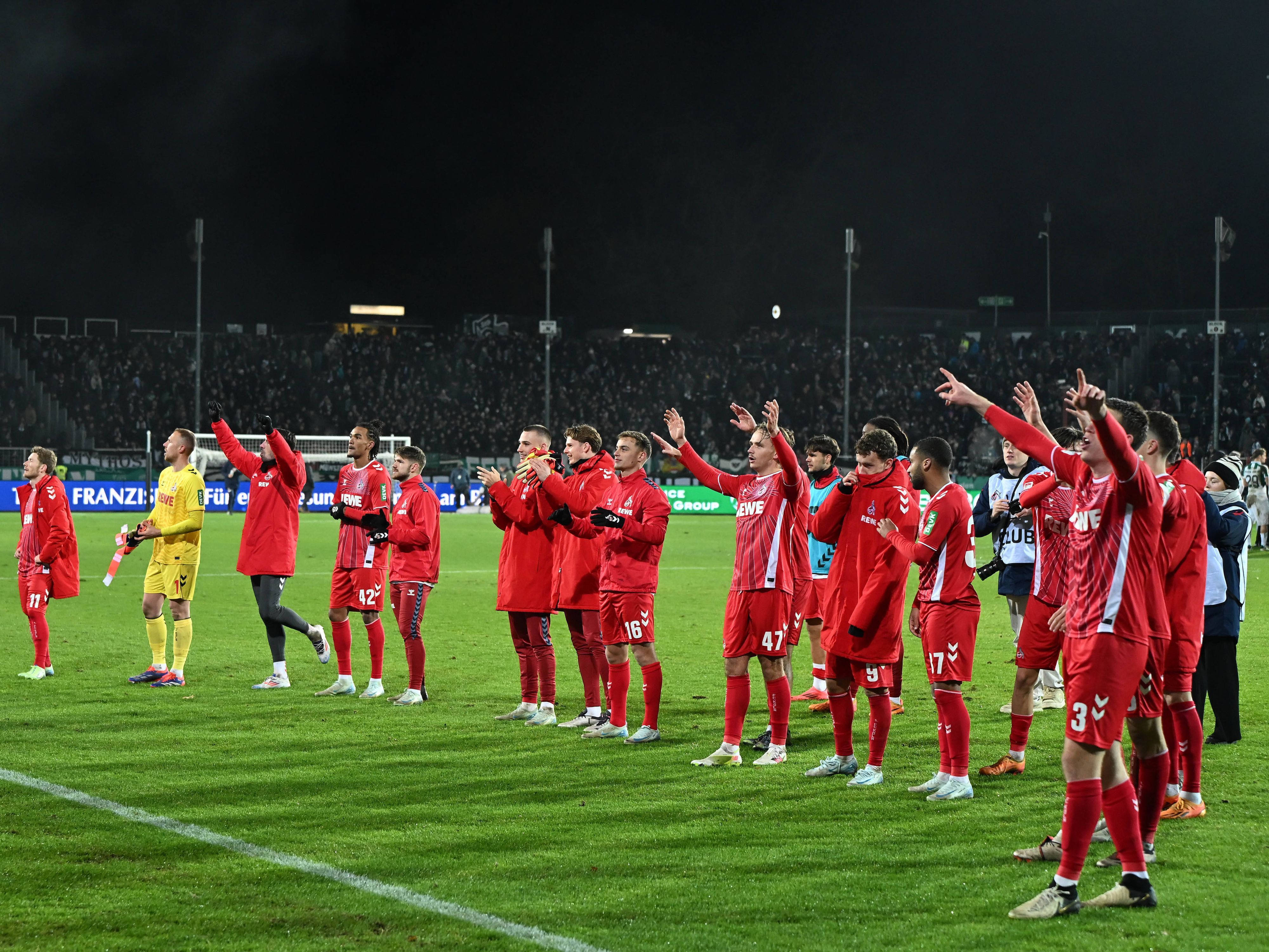 Die FC-Profis nach dem knappen Auswärtssieg am Freitag (22. November 2024) bei Preußen Münster beim Jubel mit ihren Fans.