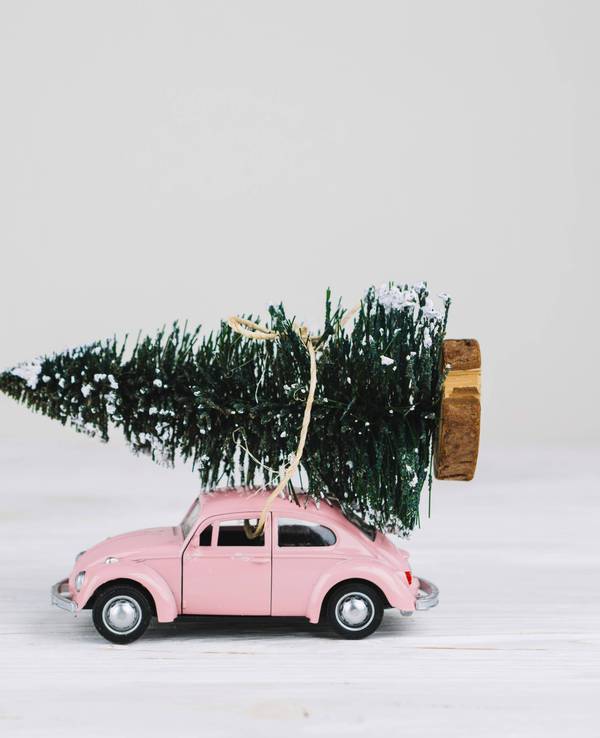 Miniatur-Auto mit Weihnachtsbaum