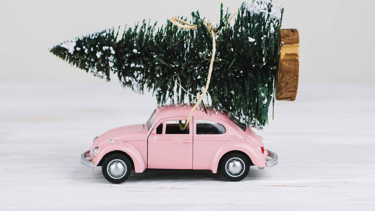 Miniatur-Auto mit Weihnachtsbaum