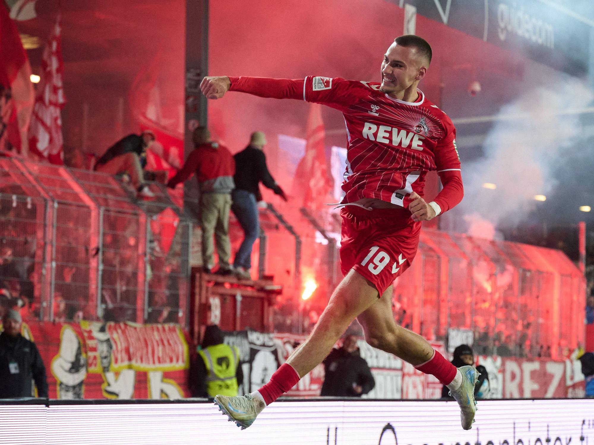 Tim Lemperle von Köln jubelt über sein Tor zum 0:1 bei Preußen Münster.
