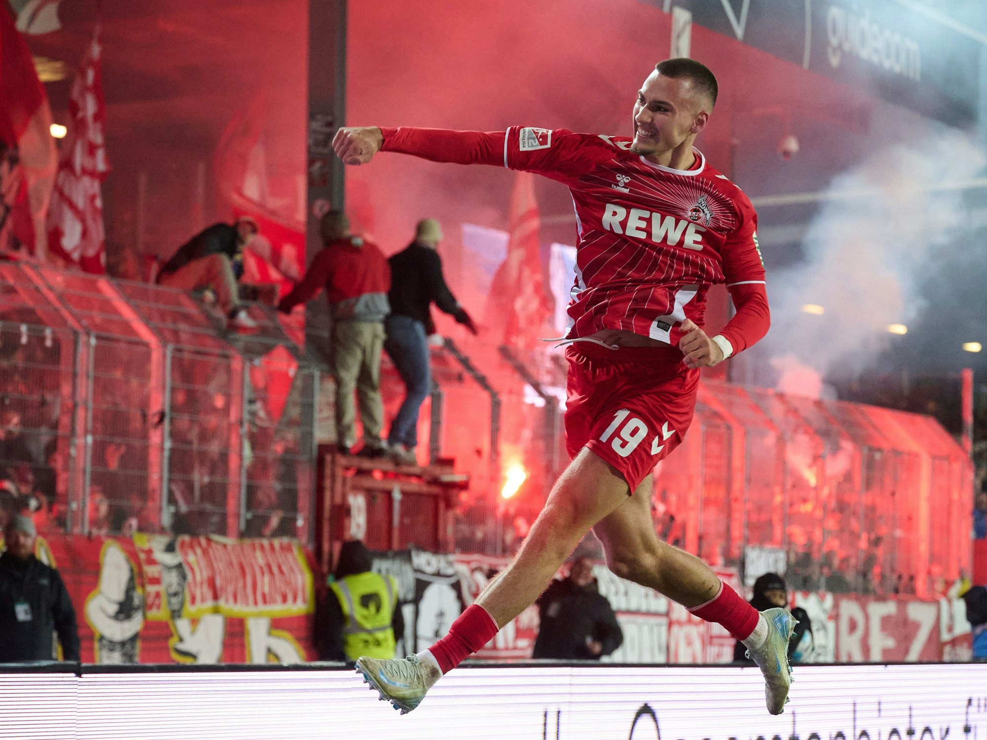 Tim Lemperle von Köln jubelt über sein Tor zum 0:1 bei Preußen Münster.