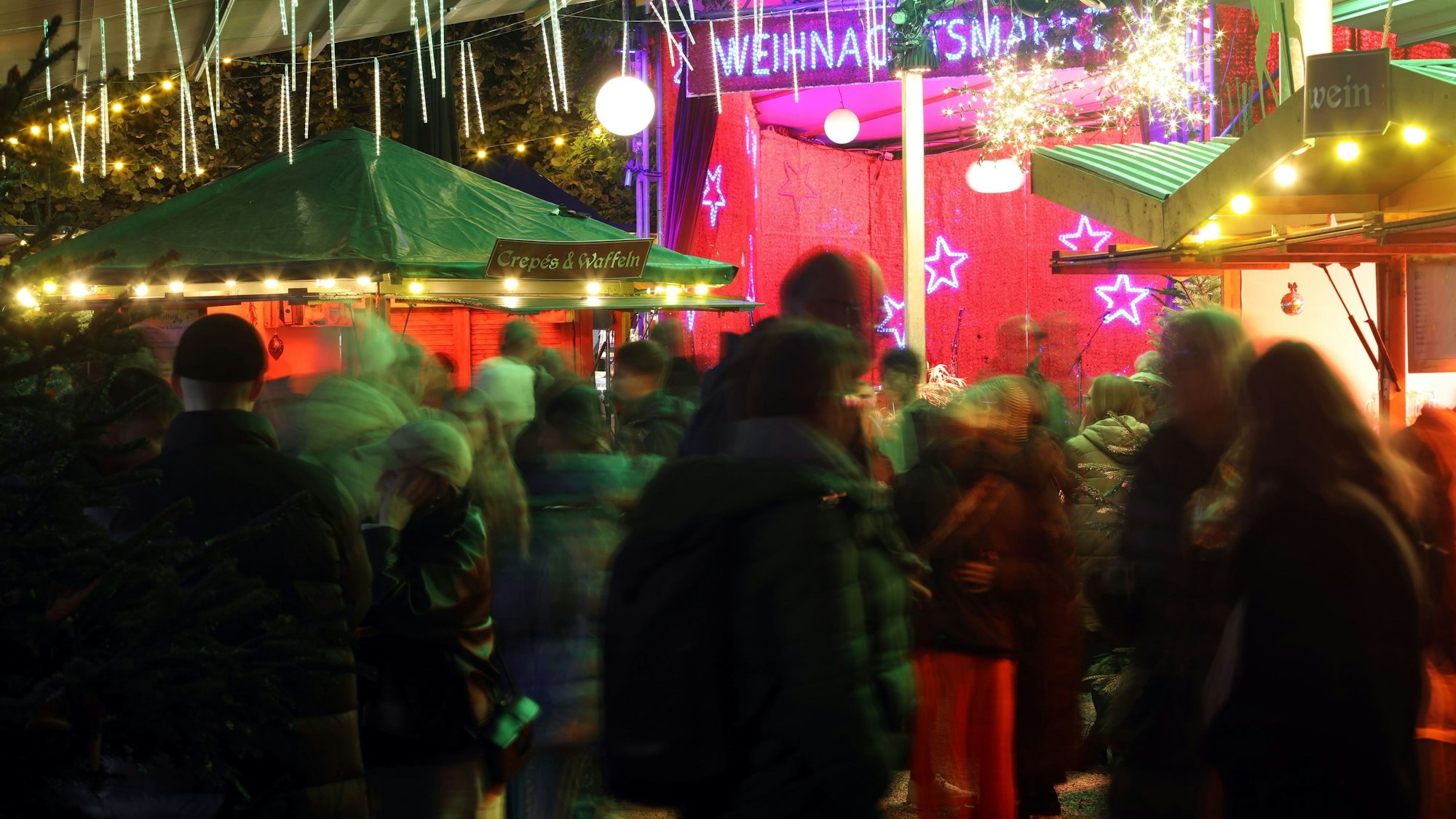 Besucher und Besucherinnen auf dem Weihnachtsmarkt im Stadtgarten.