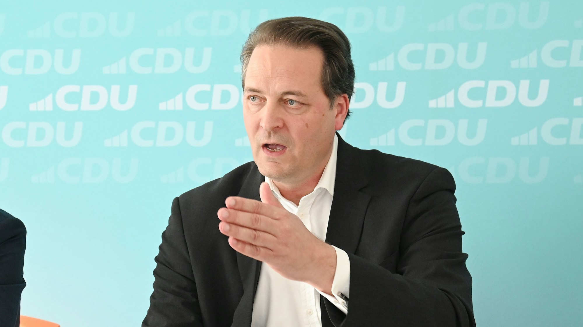 Der Kölner CDU-Chef Karl Mandl bei einer Pressekonferenz.