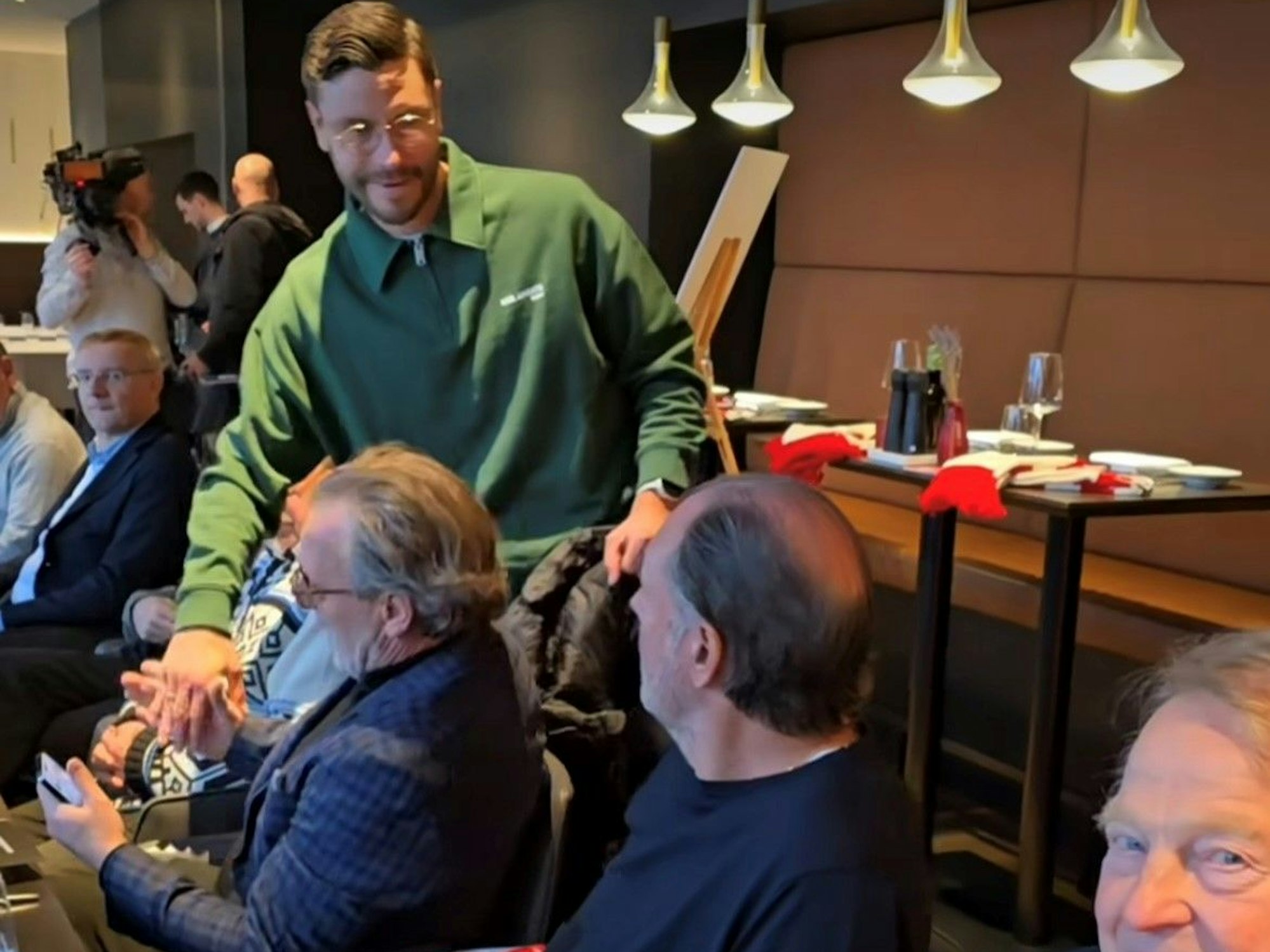 Jonas Hector und weitere Legenden des 1. FC Köln im Restaurant von Maximilian Lorenz.