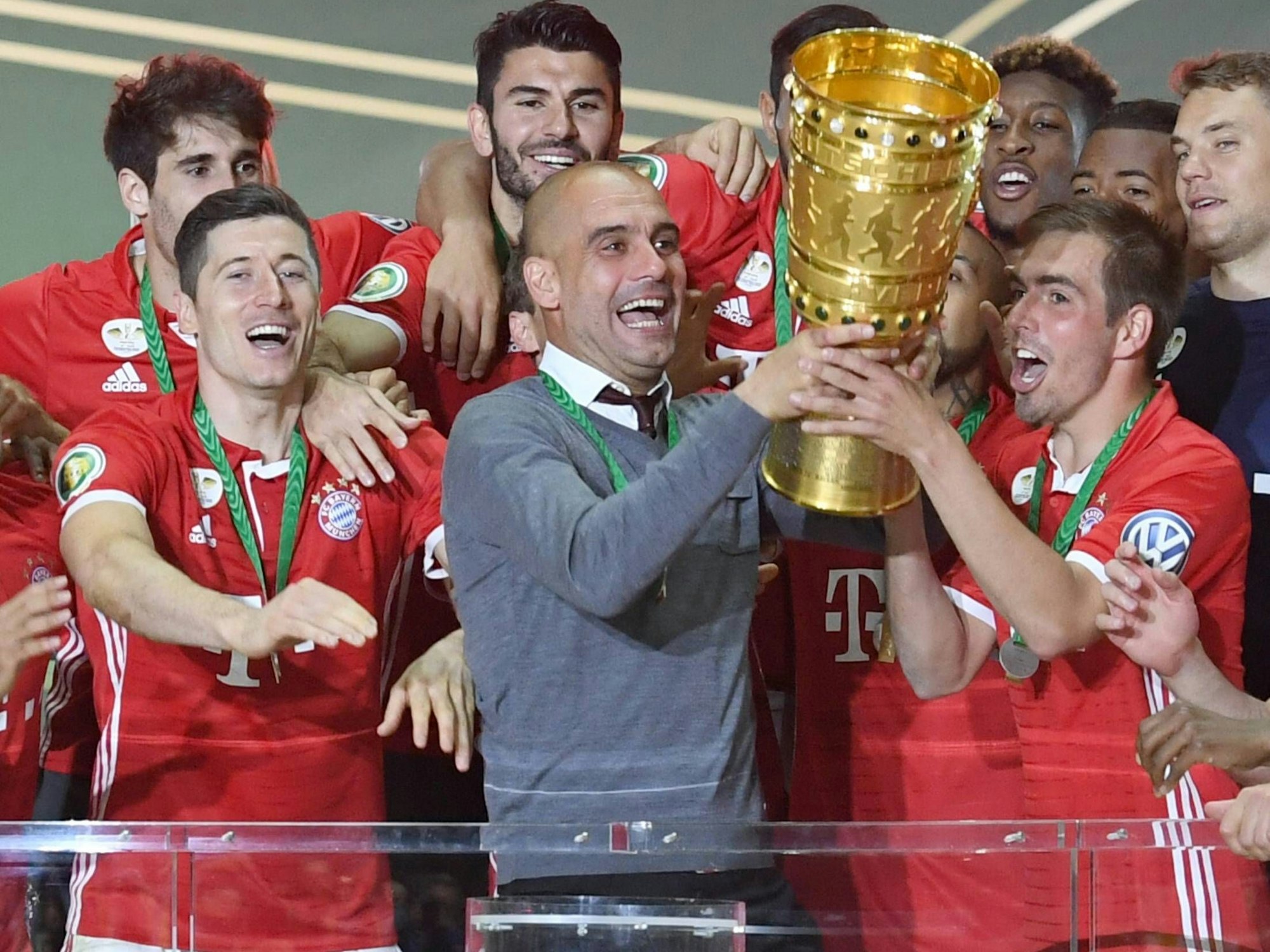 Pep Guardiola feiert mit seinen Spielern Robert Lewandowski und Philipp Lahm den DFB-Pokal-Sieg mit dem FC Bayern München 2016.