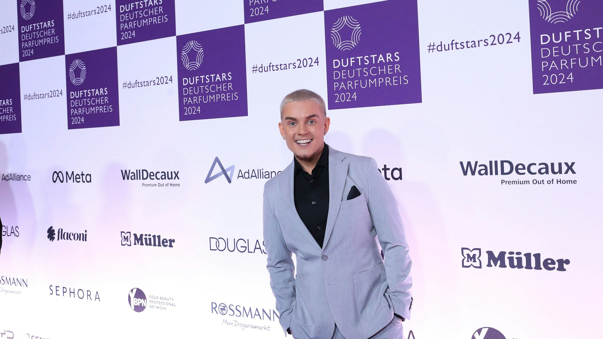 21.11.2024, Düsseldorf: Duftstars - Deutscher Parfumpreis 2024 - Roter Teppich - TwentyFour Tim, Foto: Ingo Lammert