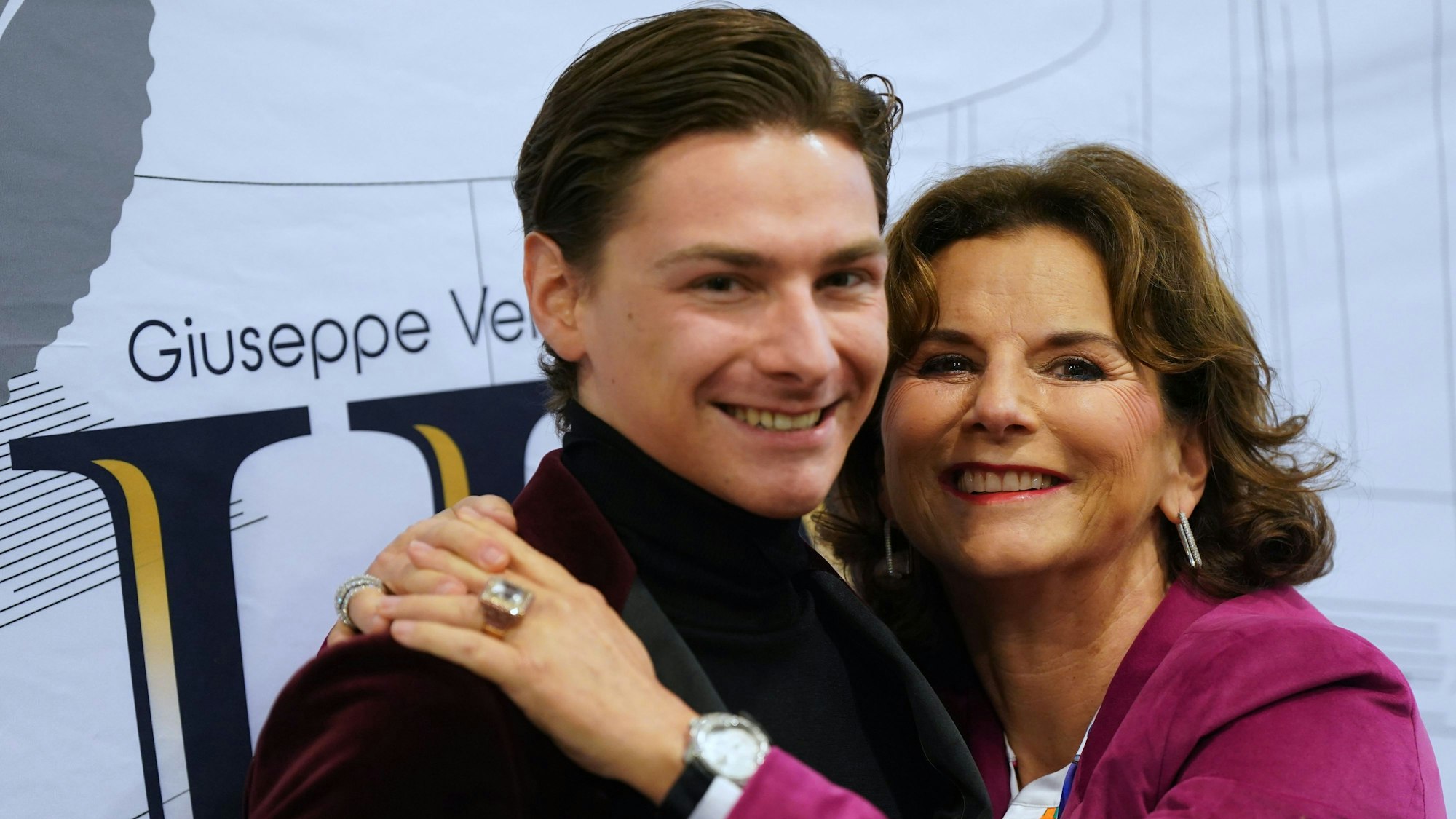 Claudia Obert, Unternehmerin, und ihr Freund Max Suhr stehen auf dem roten Teppich anlässlich der Weltpremiere der neu inszenierten Arena-Oper „Aida“ von Giuseppe Verdi.