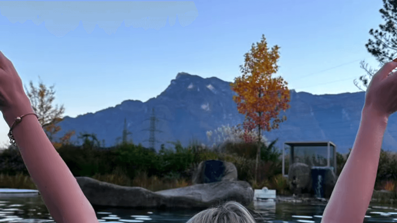 Anna-Carina Woitschack zeigt sich auf Instagram nackt beim Eisbaden. Screenshot aus ihrem Reel vom 17.10.24, gespeichert von Laura Wenzel am 22.11.24