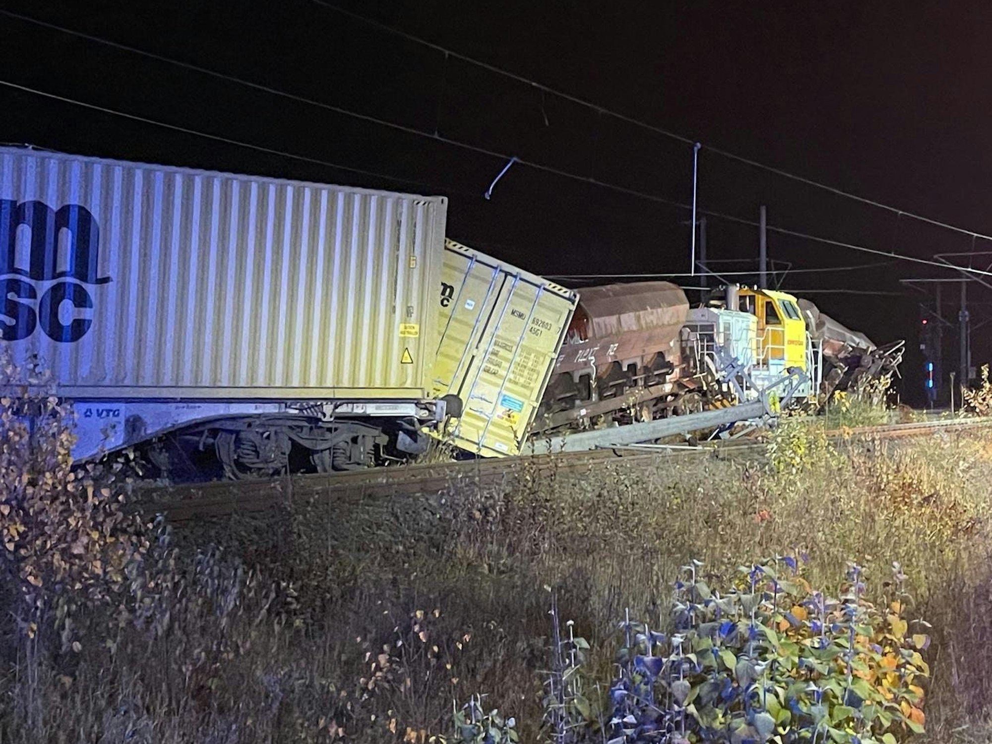 Auf der Bahnstrecke zwischen Köln und Aachen bei Kerpen ist ein entgleister Güterzug zu sehen.