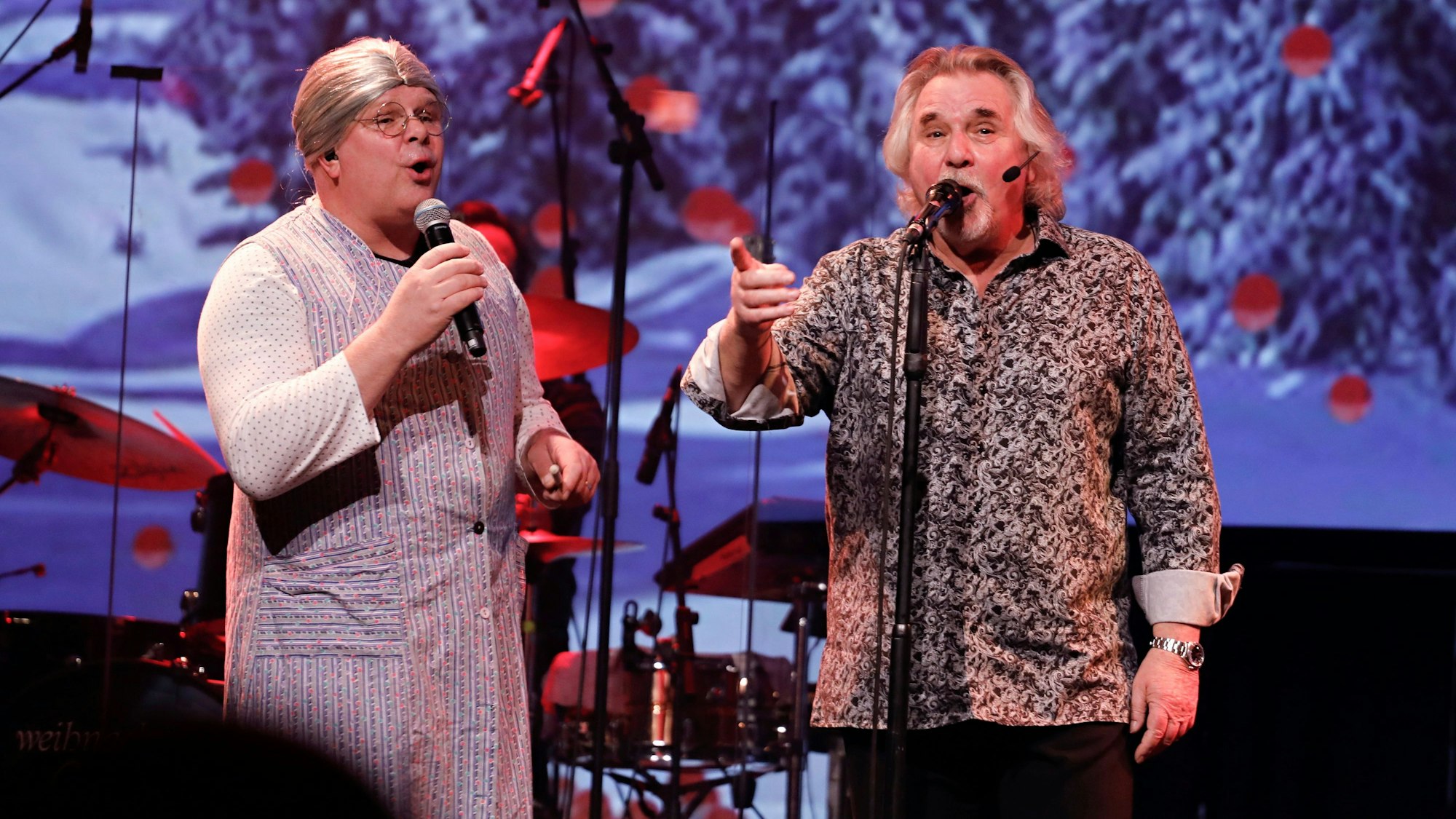 Ilja Engel mit Vater Tommy auf der Bühne.