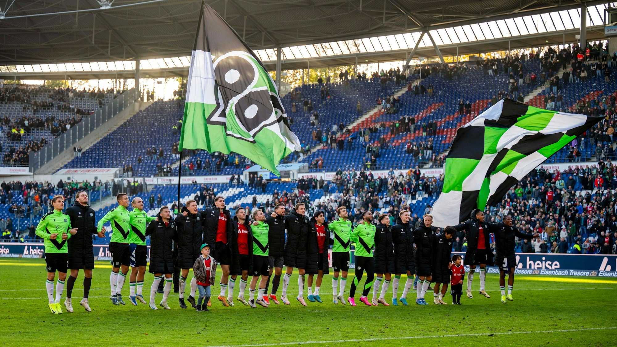 Hannover-Profis jubeln vor der Kurve.