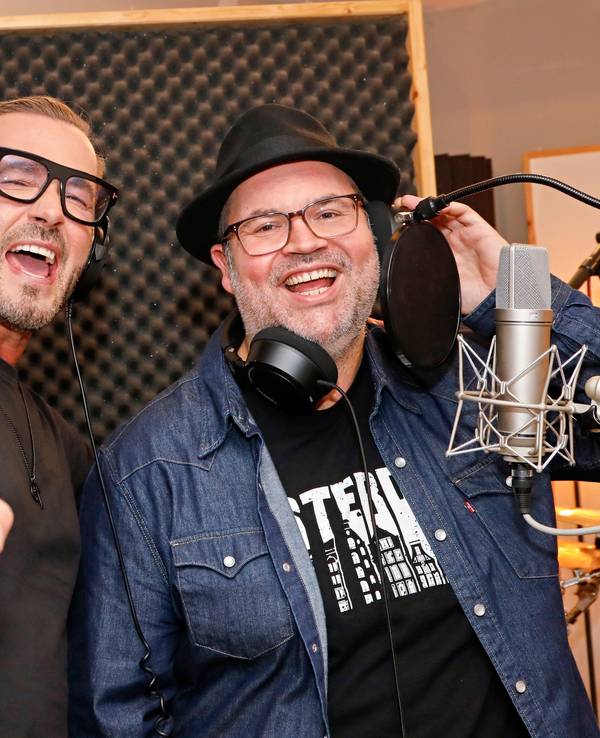 Sven West mit Björn Heuser im Studio.