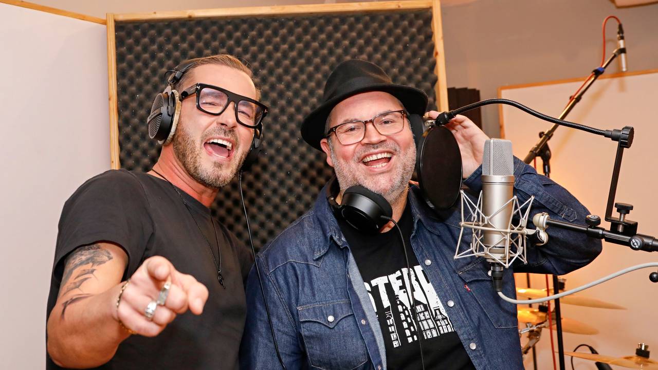 Sven West mit Björn Heuser im Studio.