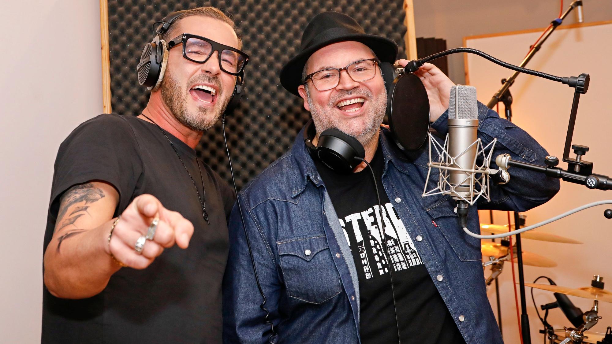 Sven West zusammen mit Björn Heuser im Studio.