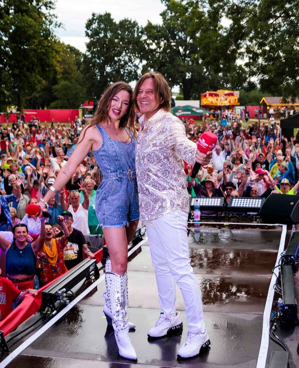 Sänger Jürgen Drews steht gemeinsam mit seiner Tochter Joelina Drews bei der Sommerparty Schlager Radio „SchlagerHammer“ in der Orangerie vor den Fans auf der Bühne.