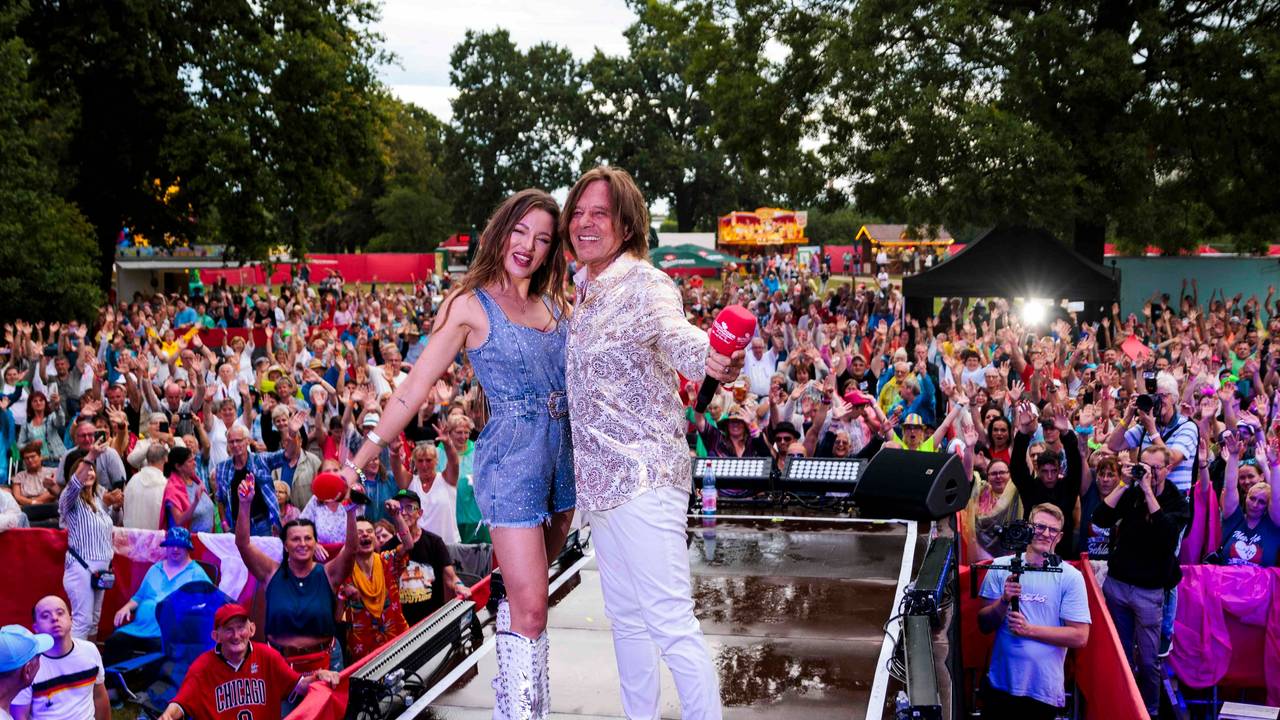 Sänger Jürgen Drews steht gemeinsam mit seiner Tochter Joelina Drews bei der Sommerparty Schlager Radio „SchlagerHammer“ in der Orangerie vor den Fans auf der Bühne.