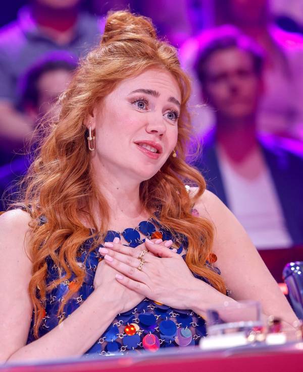 Palina Rojinski aus dem Rateteam sitzt am Ratepult in der Prosieben-Show „The Masked Singer“.