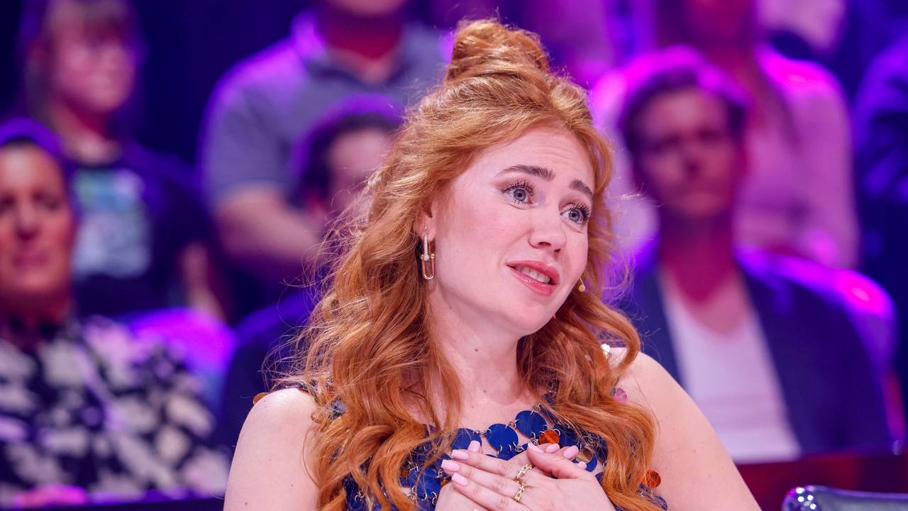 Palina Rojinski aus dem Rateteam sitzt am Ratepult in der Prosieben-Show „The Masked Singer“.