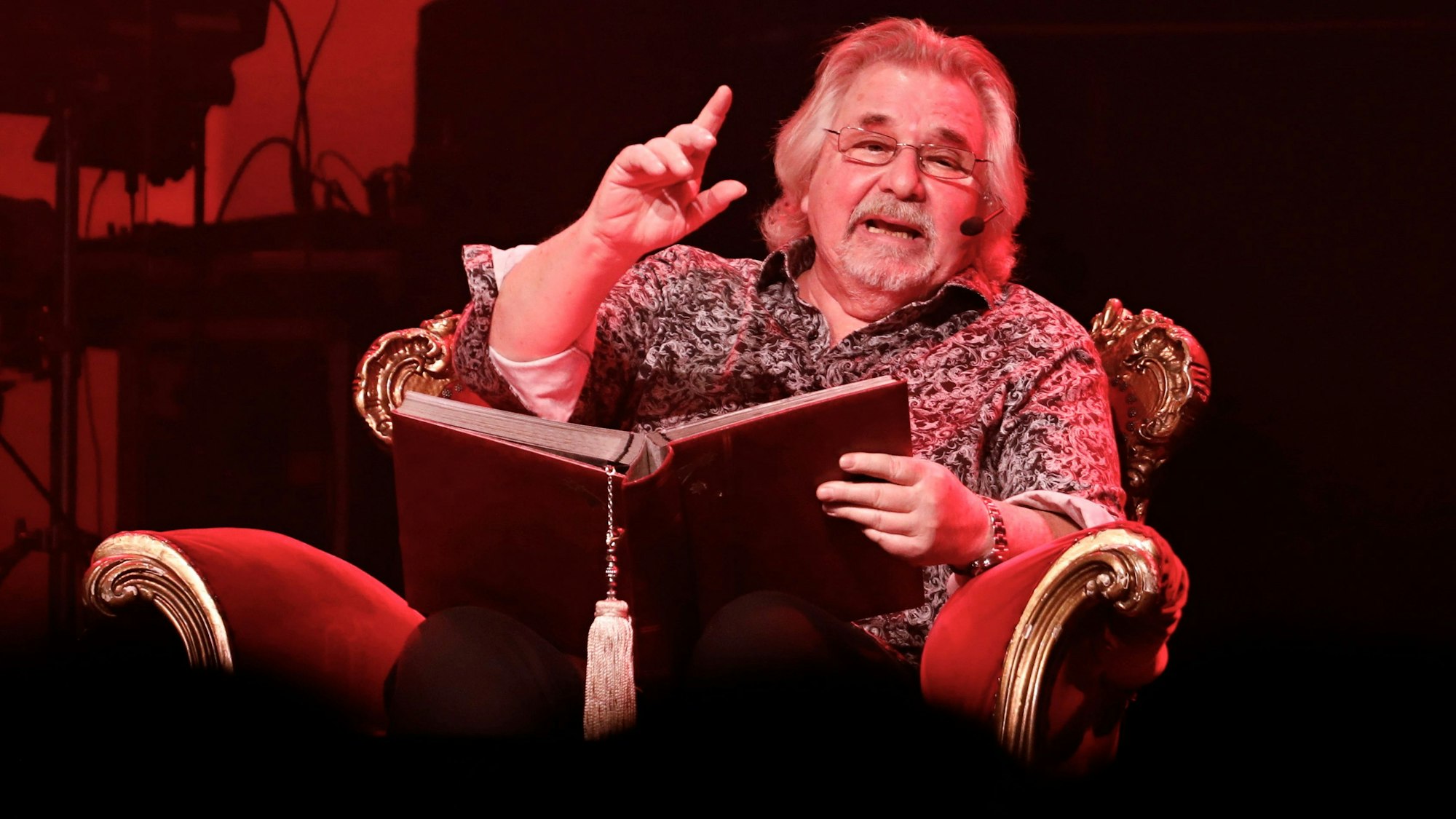 Tommy Engel liest die Weihnachtsgeschichte.