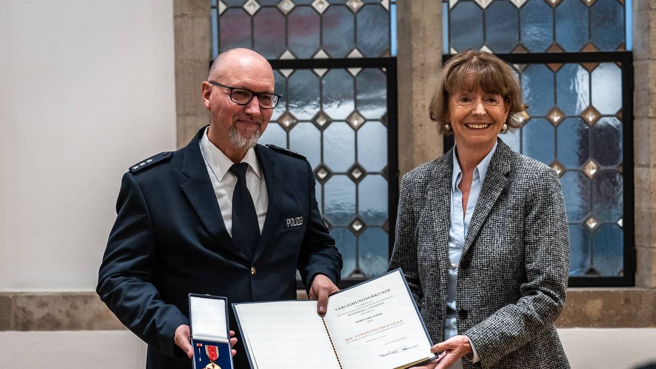 Mutmach-Polizist Don Dirk Rohde hat das Bundesverdienstkreuz erhalten.