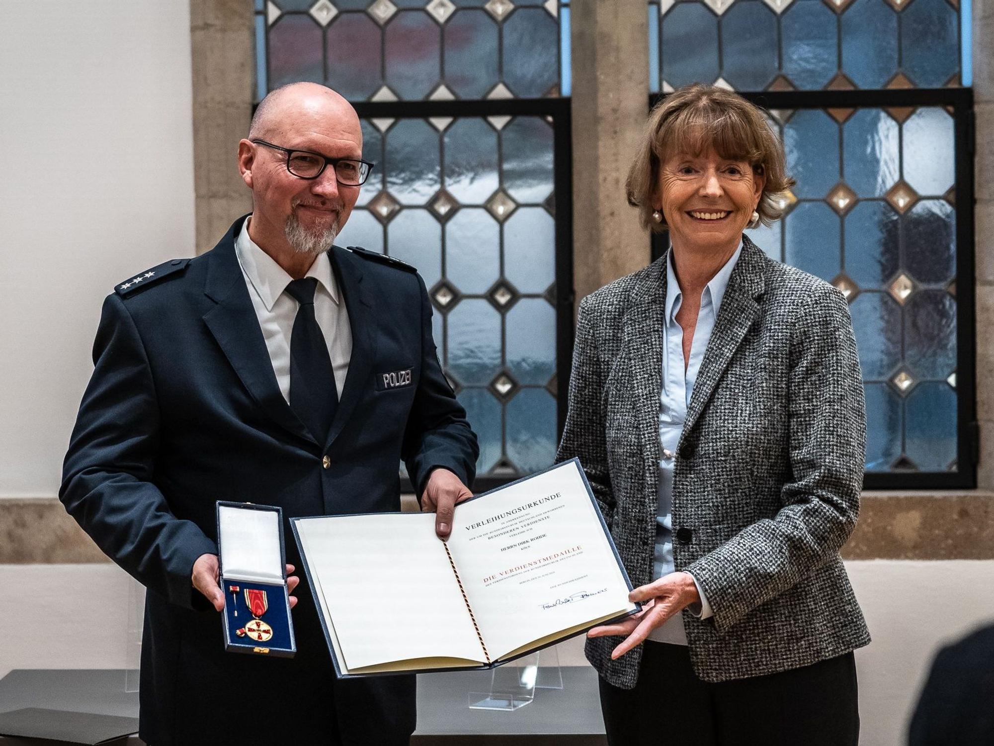 Mutmach-Polizist Don Dirk Rohde hat das Bundesverdienstkreuz erhalten.