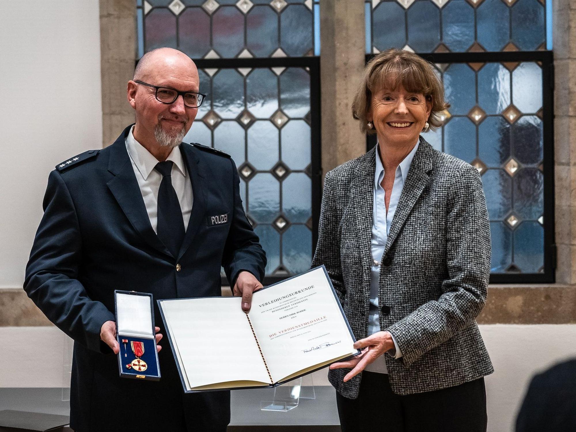 Mutmach-Polizist Don Dirk Rohde hat das Bundesverdienstkreuz erhalten.
