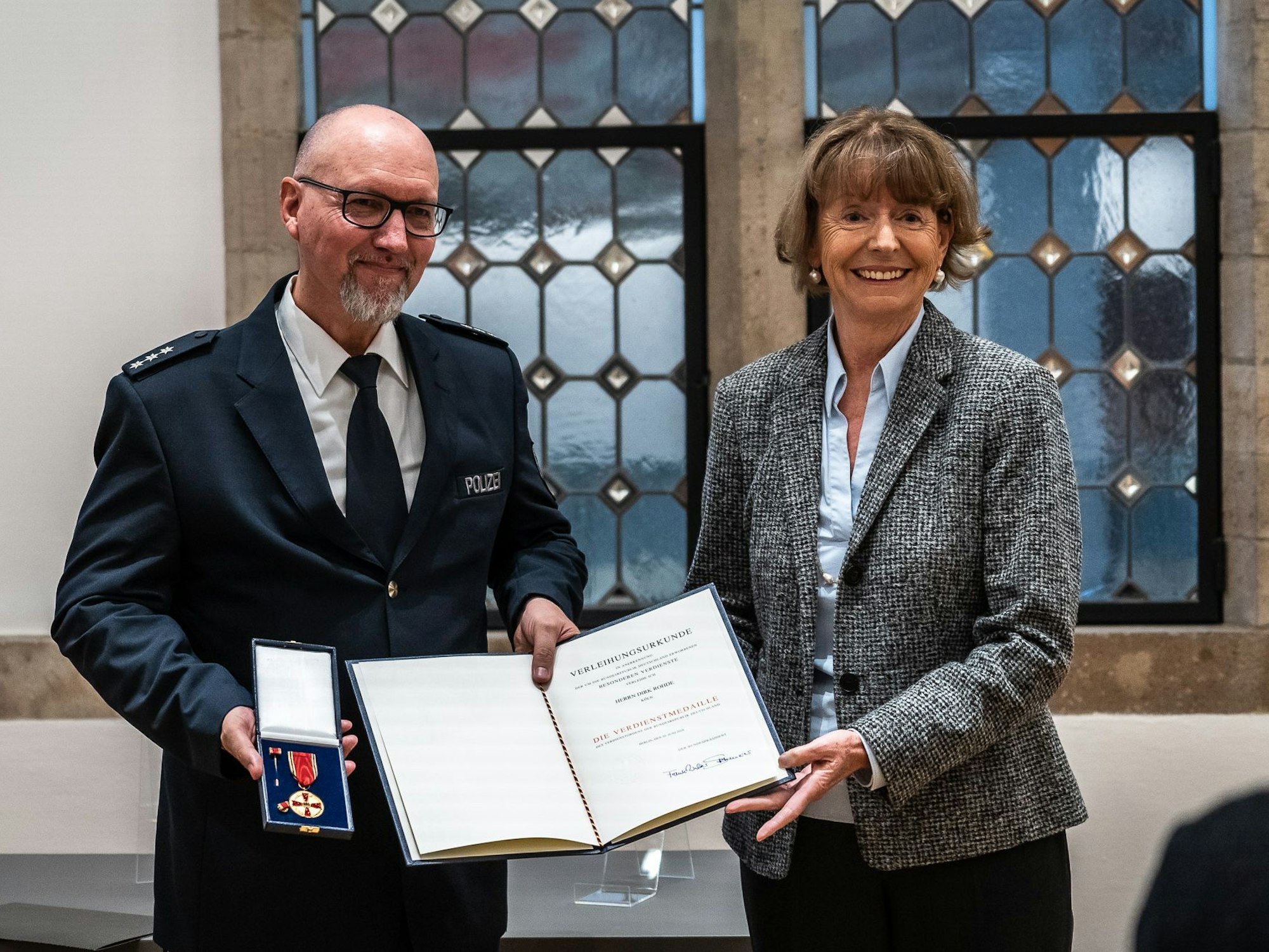 Mutmach-Polizist Don Dirk Rohde hat das Bundesverdienstkreuz erhalten.