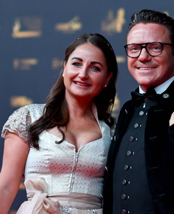 5.11.2024, Sachsen, Leipzig: Stefan Mross, Trompeter und Moderator, und Partnerin Eva Luginger kommen zur Verleihung des Medienpreises Goldene Henne.
