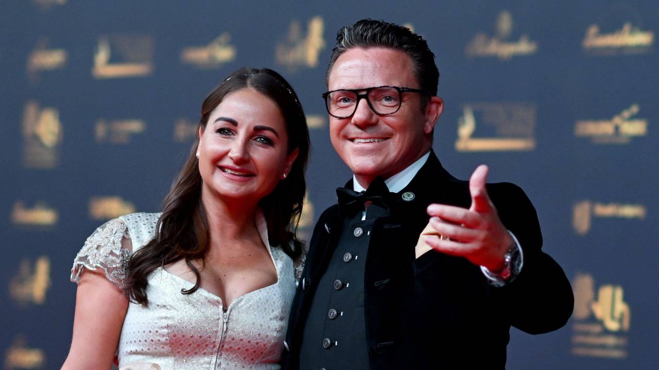 5.11.2024, Sachsen, Leipzig: Stefan Mross, Trompeter und Moderator, und Partnerin Eva Luginger kommen zur Verleihung des Medienpreises Goldene Henne.