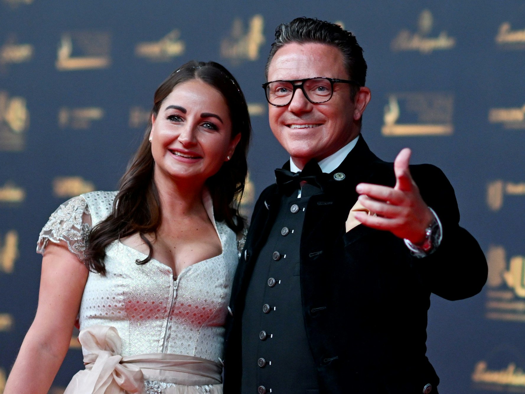 5.11.2024, Sachsen, Leipzig: Stefan Mross, Trompeter und Moderator, und Partnerin Eva Luginger kommen zur Verleihung des Medienpreises Goldene Henne.