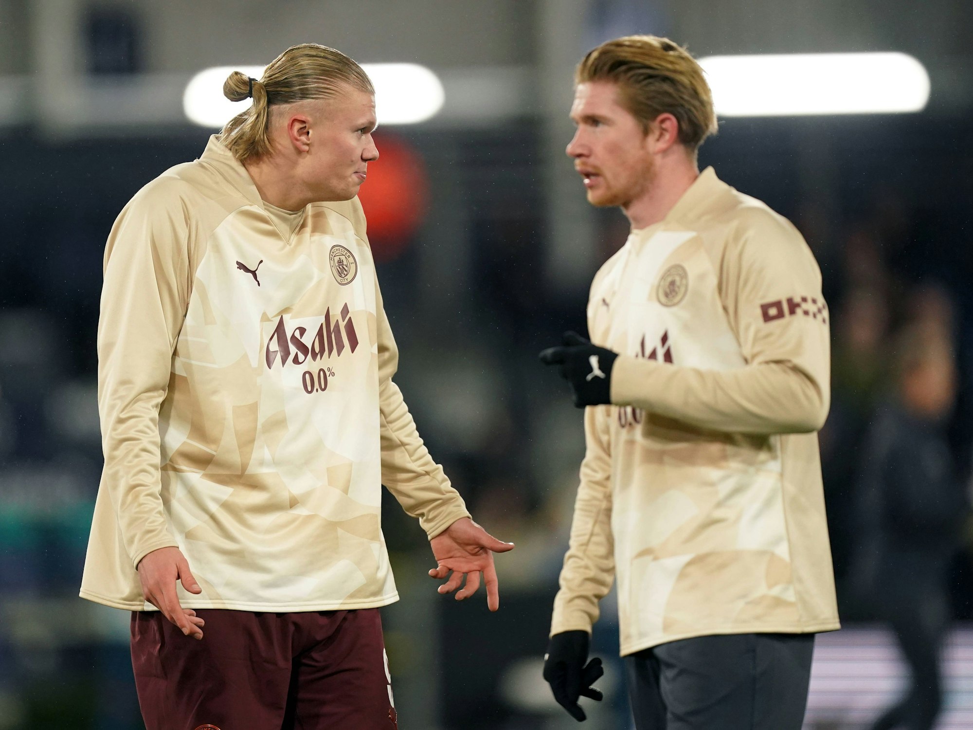 Erling Haaland bespricht sich beim Aufwärmen mit seinem Teamkollegen Kevin de Bruyne.