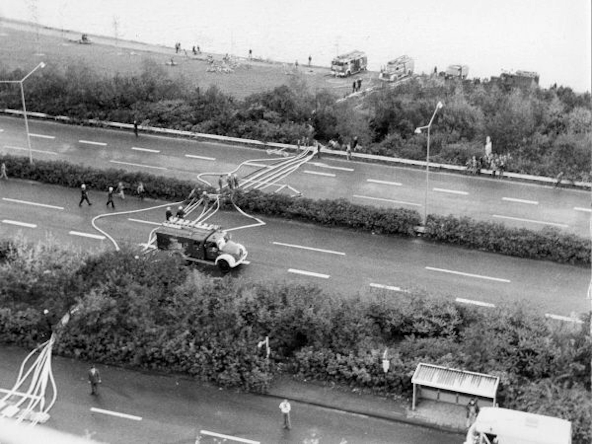 Die Nähe zum Fühlinger See erweist sich als Glücksfall: Quer über die Straße wird das Wasser gepumpt.